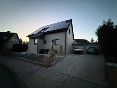 Modernes Zweifamilienhaus mit großem Grundstück und moderner Technik in Velstove sofort zu vermieten