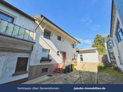 Charmantes Einfamilienhaus mit 6 Zimmern, Garten und 4 Garagen in zentraler Lage von Eschweiler