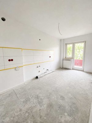 * ab sofort * Erstbezug nach Sanierung * neues Bad, 2 Zimmer Wohnung mit Sonnenbalkon
