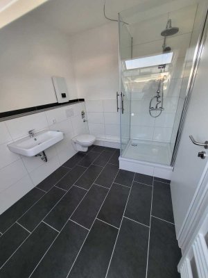Schicke 2-Zimmer Dachgeschoss Wohnung mit EBK. Großzügiger Wohn- und Essbereich, offene Küche