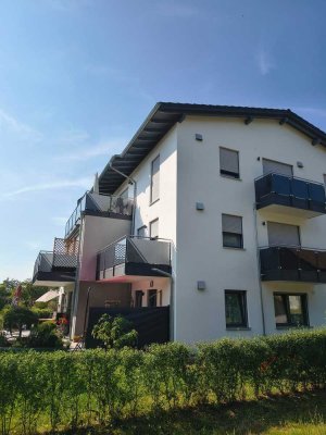 Neuwertige Wohnung mit einem Zimmer sowie Balkon und EBK in Thurmansbang