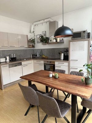 Zentrale, moderne Wohnung mit großem Balkon