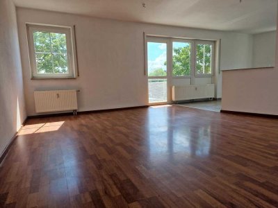 großzügig, helle 2-Zimmerwohnung mit Balkon in ruhiger Lage!
