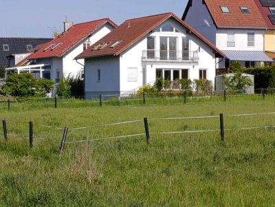 Wohnvergnügen in Traumlage, viel Garten + Stellplätze