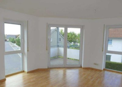 Freundliche helle 2-Zimmer-Wohnung mit großem Südbalkon, 
separater Küche und kleinem Abstellraum