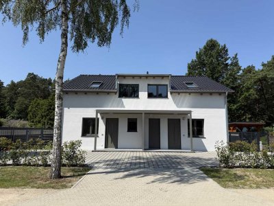 Erstbezug: Attraktive Doppelhaushälfte mit gehobener Ausstattung und Garten in Grünheide (Mark)
