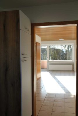 Attraktive und vollst. renovierte 2-Zimmer-Maisonette-Wohnung mit geh. Innenausstattung mit Balkon