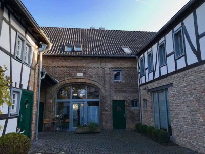 Wohnanlage mit einem restaurierten, denkmalgeschützten Vierkanthof und einem Neubau