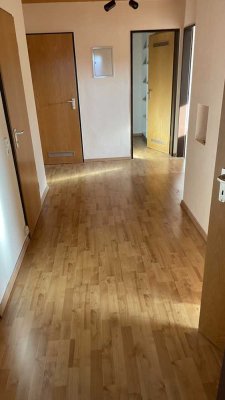 Lebendiges ruhiges Stadterlebnis: 3-Zimmer-Wohnung nahe an der Universität und S-Bahn