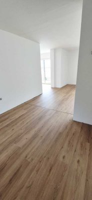 Erstbezug nach Sanierung mit Balkon: Geschmackvolle 4-Raum-Wohnung mit geh. Innenausstattung