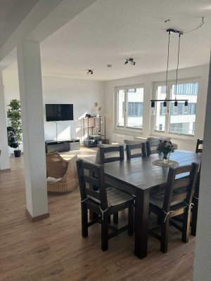 Helle Wohnung mit vier Zimmern, sonnigem Balkon und EBK