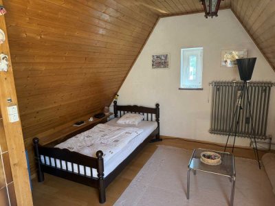 Stilvolle, gepflegte 1-Zimmer-Dachgeschoss WG- Zimmer in München Forstenried