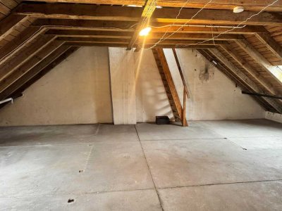 Provisionsfrei v. Eigentümer! Ausbaufähige Dachböden + 2 Einzelgaragen in zentraler Lage in Bayreuth