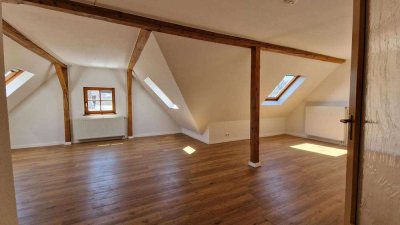 Außergewöhnliche 3-Zimmer-Dachgeschosswohnung mit großem Badezimmer