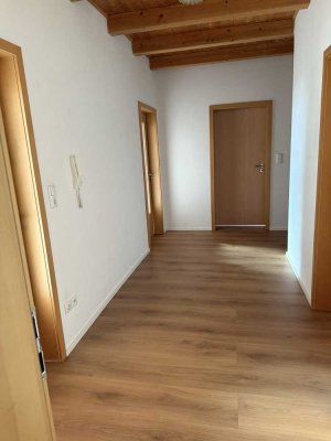 Helle 4,5 Zimmer Wohnung mit Garten