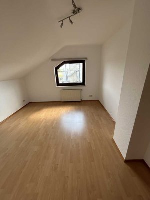 Freundliche und gepflegte 4-Zimmer-Dachgeschosswohnung mit geh. Innenausstattung mit Balkon und EBK