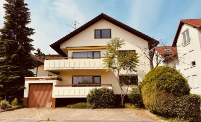 Freistehendes Mehrfamilienhaus mit zusätzlichen Praxis- oder Büroräumen und grossem Garten