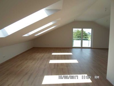 Großzügige DG-Wohnung mit herrlichem Balkon und Einbauküche