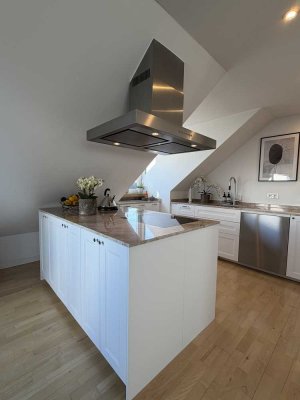 Wohnen über den Dächern von München – Stilvolle Dachgeschosswohnung mit Balkon