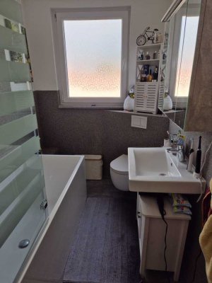 helle Dachgeschoss-Wohnung, 3 Zimmer, Küche, modernes Bad, 2. OG.