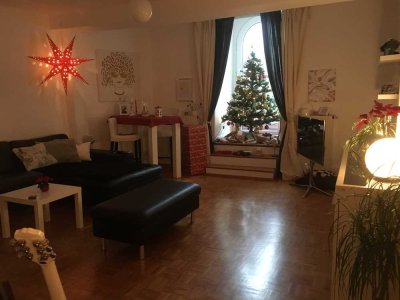 Großzügige 2,5 Zimmer-Dachgeschosswohnung mit Einbauküche und gepflegter Ausstattung