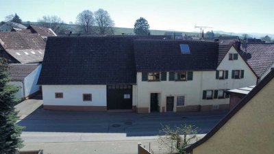 Renovierungsbedürftiges Wohnhaus mit angebauter Scheune, Doppelgarage und viel Raum für Ideen
