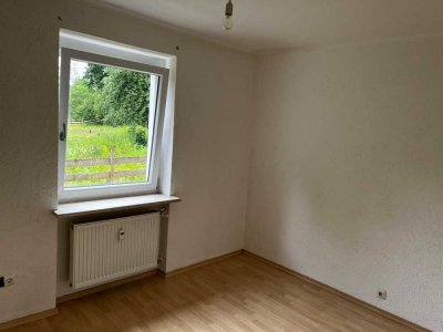 Ansprechende und gepflegte 4-Zimmer-EG-Wohnung mit Balkon und Einbauküche in Julbach