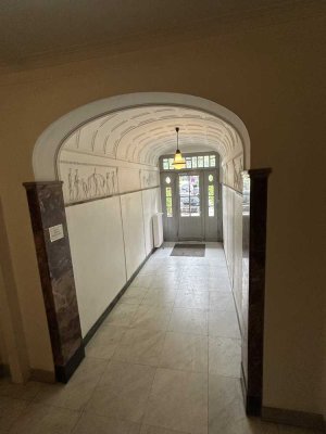 Altbauwohnung mit 4,5-Zimmern, gehobener Ausstattung, 3 Balkonen und EBK