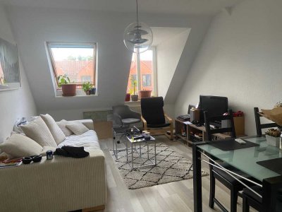 *Gepflegtes Apartment im DG zum fairen Preis* 2 Zimmer m. Laminat, EBK, Abstellraum ...!
