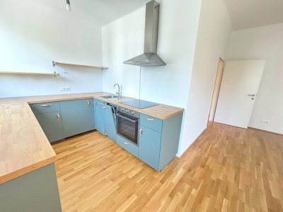 2-Zimmer Wohnung mit offener, möblierter Küche und großem Schlafzimmer!