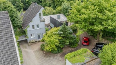 Sonniges Anwesen, zwei Häuser, Einliegerwohnung, Außenpool, Garagen, Pferdekoppel mit Pferdestall