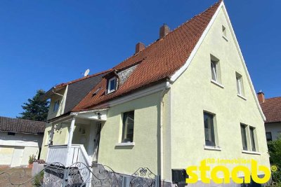 SIEDLUNGSHAUS - 1-2 -FAMILIENHAUS MIT NEBENGEBÄUDE, STELLPLÄTZEN UND GROßEM GARTEN!