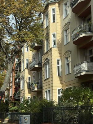 Traumhafte 4-Zimmer-Altbauwohnung in bester Lage von Friedenau - Balkon, Kamin, Aufzug