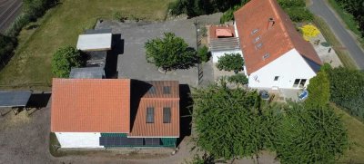 Familiäre Reitanlage mit zwei Ställen und Reitplatz - herrlich ruhig gelegen
