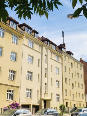 Gut geschnittene 2-Raum-Hochparterrewohnung, mit Balkon & Tageslichtbad, in der Südstadt!