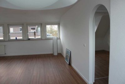 Helle 2,5-Zimmer-Wohnung mit ausbaufähigem Dachboden in ruhiger Lage von Frankfurt-Harheim