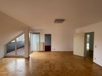 Neu renovierte 2,5 Raum-Dachgeschoss-Wohnung mit SW-Loggia