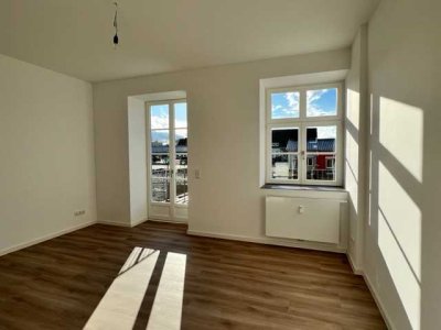 Helle, toll ausgestattete Wohnung mit Balkon, EBK, Parkett, neuem Bad