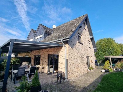 Schicke Doppelhaushälfte mit Carport in Kellen