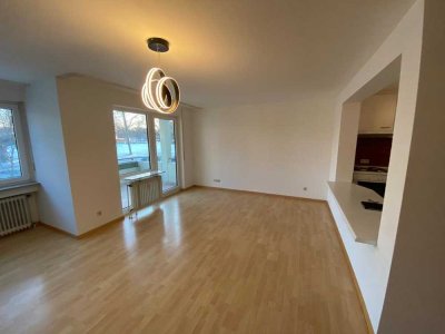 Großzügige helle Wohnung schönen Balkon mit Aussicht.