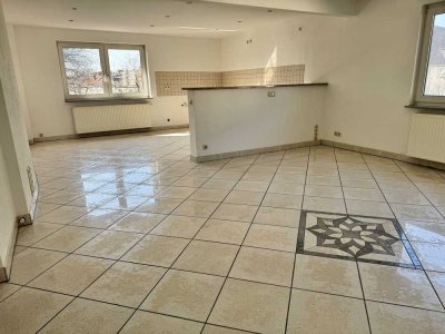 Großzügig geschnittene und modernisierte 2,5 Zimmer-Wohnung mit offener Küche und Eckbadewanne!