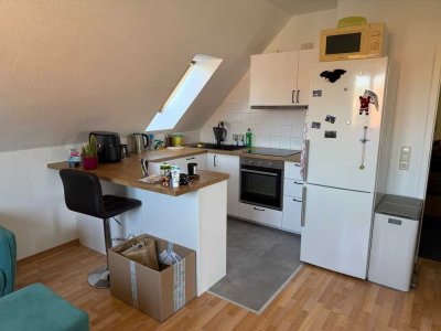 Ruhige 2-Zimmer-Dachgeschosswohnung mit neuer EBK & Parkplatz in Leipzig-Thekla