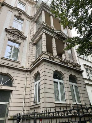 Altbau-Charme trifft Großzügigkeit – 4-Zimmer-Traum mit Stuck, Flügeltüren & Balkon