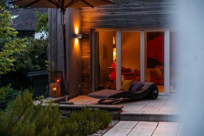Naturverbundener Rückzugsort mit sanften Übergängen:  Architektenhaus in Seenähe