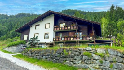 Exklusives Wohnen im Skigebiet: Charmantes Alpenhaus mit 5 Wohneinheiten &amp; Ausbaupotential