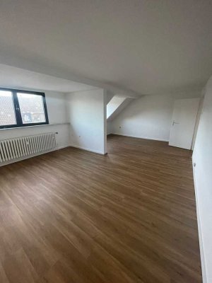 renovierte helle Dachgeschoss-Wohnung - 71 m² - Oberhausen Altstadt-Süd