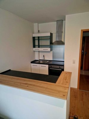 gepflegte 2-Zimmer-Hochparterre-Single-Wohnung mit Küchenzeile im Wohnraum