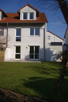 Frankfurt Nieder-Eschbach Nähe Bad Homburg Frisch renoviertes XXL-Reihenhaus in Feldrandlage Tiptop