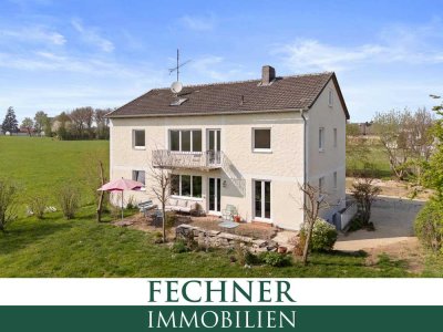 Dieses Zweifamilienhaus (Massivbauweise) bietet viel Platz auf einem 1.798m² großen Grundstück!