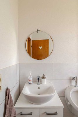 Zwischenmiete - Freundliche 2,5-Zimmer-Wohnung mit Balkon und Einbauküche in KENZINGEN